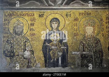 Istanbul, Türkiye. Hagia Sophia oder Kirche St. Sophia liegt in Eminonu. Das Comnenus-Mosaik stammt aus dem Jahr 1122. Jungfrau Maria mit Jesus, Kaiser Johannes II. Komnenus und Kaiserin Irene Stockfoto