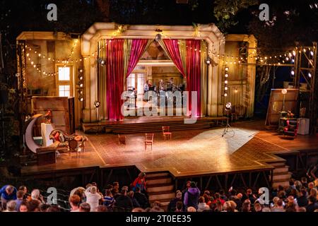 PIC zeigt leere Bühne - bereit für eine Aufführung vor Regent's Park Open Air Theatre Carl Mullaney als Albin Billy Carter als Georges La Cage aux Fo Stockfoto