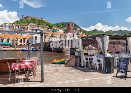 Restaurants auf dem Temo mit Blick auf die Altstadt von Bosa, Provinz Oristano, Sardinien, Italien. Stockfoto