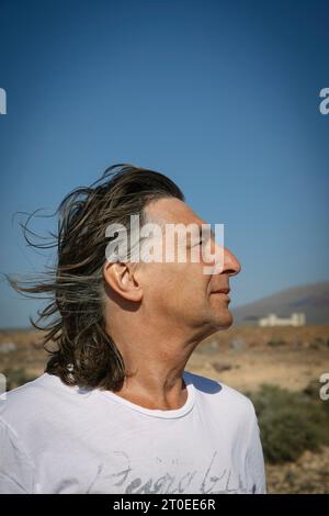 Alleinstehender Mann, der die Natur an einem sonnigen Tag in Lanzarote, Spanien, genießt Stockfoto