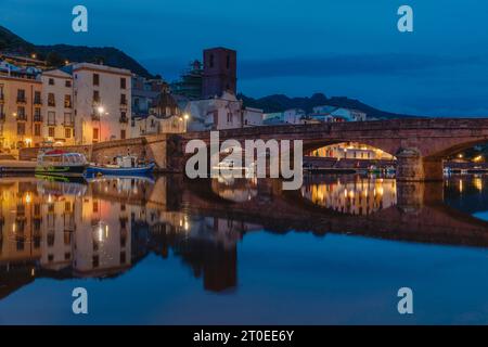 Blick über den Fluss Temo nach Bosa, Provinz Oristano, Sardinien, Italien Stockfoto