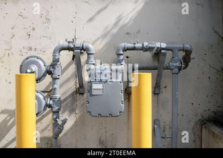 Erdgasmessgerät für Mehrfamilienhäuser oder Wohnhäuser. Messgerät für den Außenbereich, das die tatsächliche Nutzungszahl in Kubikfuß misst und anzeigt. Stockfoto