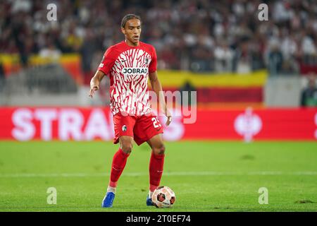 Deutschland, Freiburg, 5. Oktober 2023: Kiliann Sildillia (25 Freiburg) kontrolliert den Ball während des Fußballspiels der UEFA Europa League zwischen dem SC Freiburg und West Ham United im Europa Park Stadion in Freiburg. (Daniela Porcelli/SPP) Stockfoto