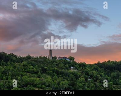 Sonnenuntergang über Jena mit Blick auf den Fuchsturm in Thüringen. Stockfoto