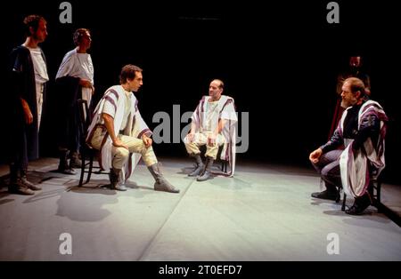 Sitzplätze, l-r: Jonathan Hyde (Octavius Caesar), Paul Webster (Lepidus), Michael Gambon (Mark Antony) in ANTONY UND KLEOPATRA von Shakespeare at the Other Place, Royal Shakespeare Company (RSC), Stratford-upon-Avon, England 13/10/1982 Design: Nadine Baylis Beleuchtung: Leo Leibovici Direktor: Adrian Noble Stockfoto