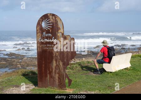 Bom Caminho Schild auf dem portugiesischen Küstenweg (Caminho Portugues Coastal Way) mit Blick auf die Atlantikküste, Vila Praia de Ancora, Portugal Stockfoto