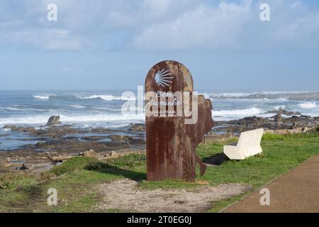 Bom Caminho Schild auf dem portugiesischen Küstenweg (Caminho Portugues Coastal Way) mit Blick auf die Atlantikküste, Vila Praia de Ancora, Portugal Stockfoto