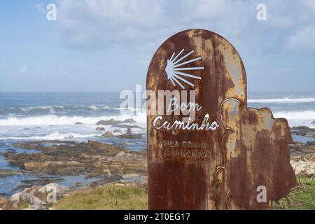 Bom Caminho Schild auf dem portugiesischen Küstenweg (Caminho Portugues Coastal Way) mit Blick auf die Atlantikküste, Vila Praia de Ancora, Portugal Stockfoto