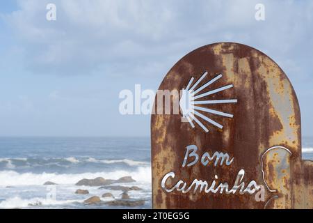 Bom Caminho Schild auf dem portugiesischen Küstenweg (Caminho Portugues Coastal Way) mit Blick auf die Atlantikküste, Vila Praia de Ancora, Portugal Stockfoto