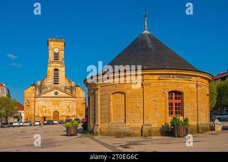 Place Darche mit Office de Tourisme und Glise Saint-Dagobert, Longwy, Meurthe-et-Moselle, Grand Est, Frankreich Stockfoto