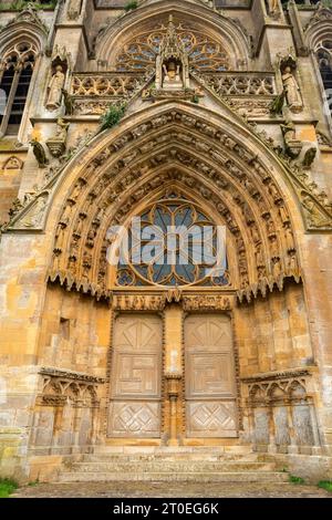 Basilika Notre-Dame aus dem 13./14. Jahrhundert, seit 1840 historisches Denkmal in Avioth, Departement Maas, Region Grand Est, Frankreich Stockfoto