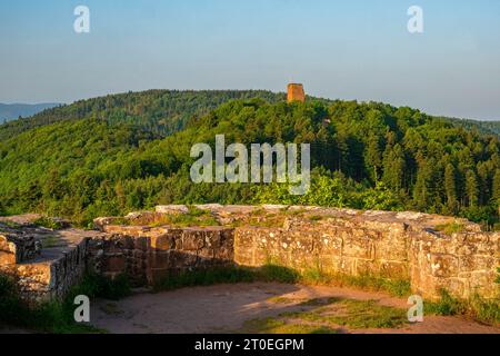 Felsenburg Hohbarr (Chateau du Haut-Barr) mit Blick auf das Schloss Groß-Geroldseck bei Saverne (Zabern), Unterrhein, Elsass, Grand Est, Elsaß-Champagne-Ardenne-Lothringen, Frankreich Stockfoto