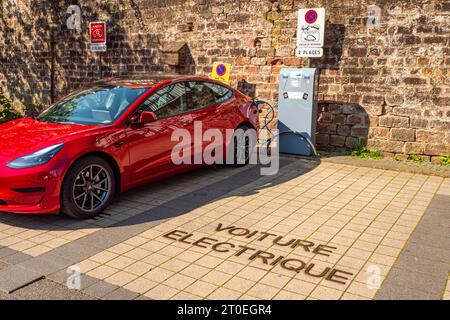 Ladestation für E-Autos, Saverne (Zabern), Unterrhein, Elsass, Grand Est, Elsace-Champagne-Ardenne-Lorraine, Frankreich Stockfoto