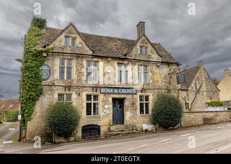 The Rose and Crown Inn in Nympsfield, Gloucestershire, England, Großbritannien. Denkmalgeschütztes Gebäude aus dem 19. Jahrhundert Stockfoto