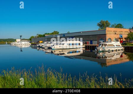 Le Boat Hesse in Hessen am Rhein-Marne-Kanal, Departement Mosel, Grand Est, Frankreich Stockfoto