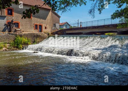 Alte Mühle an der Saar in Sarraltroff, Département Mosel, Grand Est, Frankreich Stockfoto