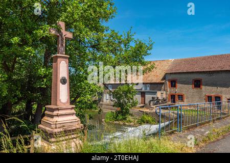 Alte Mühle an der Saar in Sarraltroff, Département Mosel, Grand Est, Frankreich Stockfoto