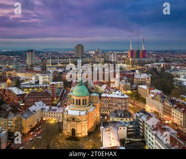 Skyline von Hannover, Deutschland mit St. Clemens Basilika im Vordergrund Stockfoto