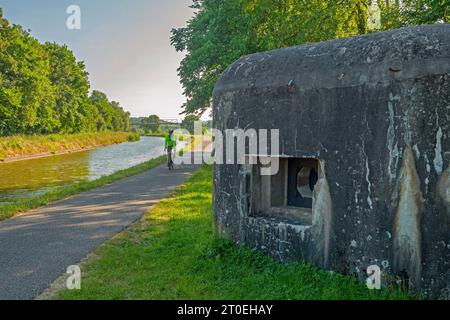 Bunker Ligne Maginot an der Schleuse Ecluse ö°21 am Saarkanal (Canal des houillères de la Sarre) in Herbitzheim, Departement Bas-Rhin, Saartal, Grand Est, Frankreich Stockfoto
