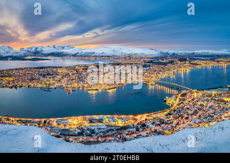 Winterpanorama bei Sonnenuntergang über Tromso, Norwegen Stockfoto