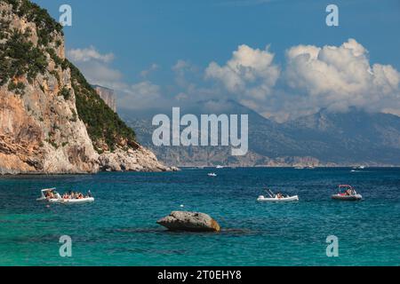 Motorboote an der Küste, Nationalpark Gennargentu und Golfo di Orosei, Sardinien, Italien Stockfoto