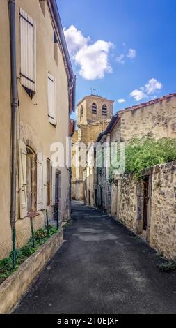 Gasse und Kirchturm der Pfarrkirche Saint Michel in Lagrasse. Erbaut im XIV Jahrhundert im gotischen Stil. Monument Historique. Und schöne Dörfer de France. Stockfoto