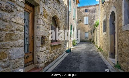 Dorfstraße in der Lagrasse. Und schöne Dörfer de France. Stockfoto