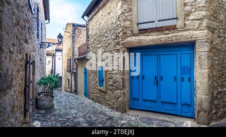 Dorfstraße in der Lagrasse. Und schöne Dörfer de France. Stockfoto