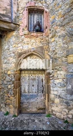 Hauseingang des Maison Lautier in der Lagrasse. Das Haus wurde im 16. Jahrhundert erbaut und ist Monument Historique Francais. Und schöne Dörfer de France. Stockfoto