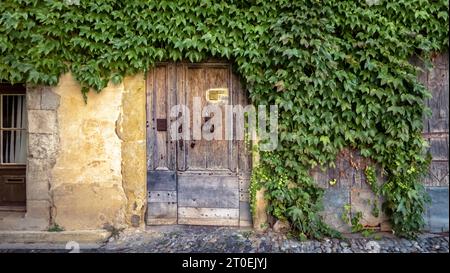 Holztür in der Lagrasse. Und schöne Dörfer de France. Stockfoto