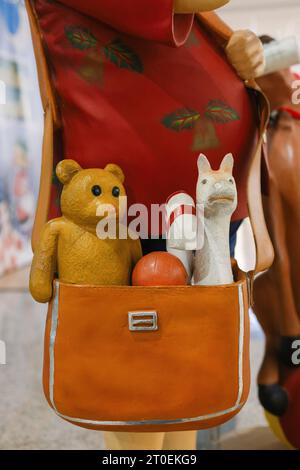 Skulptur des Weihnachtsmanns mit offener Tasche voller Geschenke, Details Stockfoto
