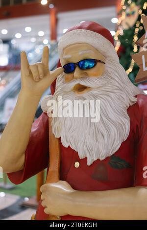 Coole Weihnachtsmann-Figur mit Sonnenbrille Stockfoto