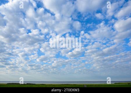 Deutschland, Niedersachsen, Ostfriesland, Juist, Wolken über der Insel. Stockfoto