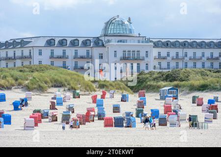 Deutschland, Niedersachsen, Ostfriesland, Blick vom Strand zum Strandhotel. Stockfoto