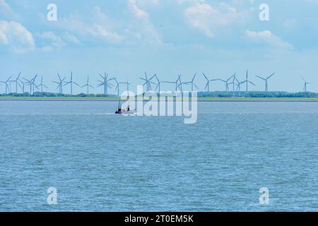 Deutschland, Ostfriesland Windkraftanlagen bei Norden. Stockfoto