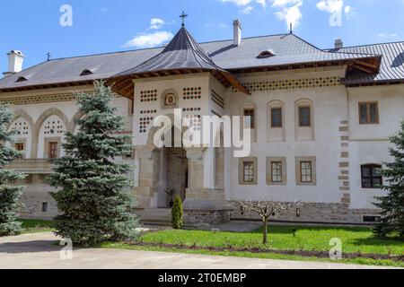 PUTNA, RUMÄNIEN - 30. APRIL 2023: Dies ist eines der Klostergebäude im traditionellen rumänischen Stil auf dem Gebiet des berühmten Klosters. Stockfoto