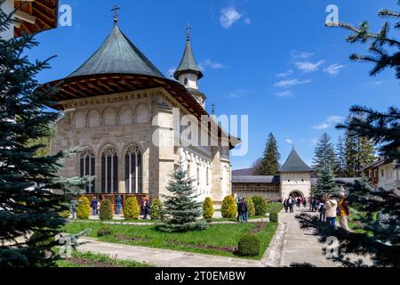 PUTNA, RUMÄNIEN - 30. APRIL 2023: Dies ist eine Klosterkathedrale (19. Jahrhundert) im traditionellen rumänischen Stil auf dem Gebiet des berühmten Klosters Stockfoto