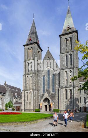 Abtei Maredsous / Abbaye de Maredsous, neogotische Kirche des Benediktinerklosters in der Nähe von Anhée, Namur, Ardennen, Wallonien, Belgien Stockfoto