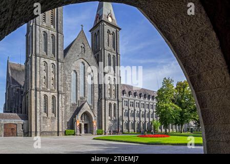 Abtei Maredsous / Abbaye de Maredsous, neogotische Kirche des Benediktinerklosters in der Nähe von Anhée, Namur, Ardennen, Wallonien, Belgien Stockfoto