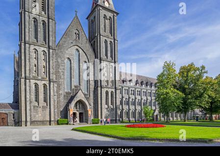 Abtei Maredsous / Abbaye de Maredsous, neogotische Kirche des Benediktinerklosters in der Nähe von Anhée, Namur, Ardennen, Wallonien, Belgien Stockfoto