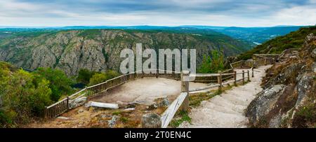 Einer der Aussichtspunkte an der Spitze der Schluchten des Sil River, in der Ribeira Sacra in Orense, Galicien, Spanien. Panoramaaufnahme Stockfoto