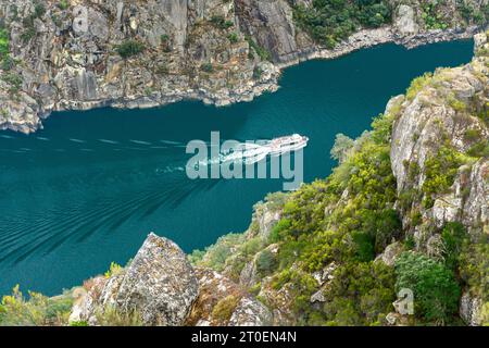 Bootstour auf dem Sil, von einem Aussichtspunkt hoch oben in den Flussschluchten, in der Ribeira Sacra in Orense, Galicien, Spanien Stockfoto