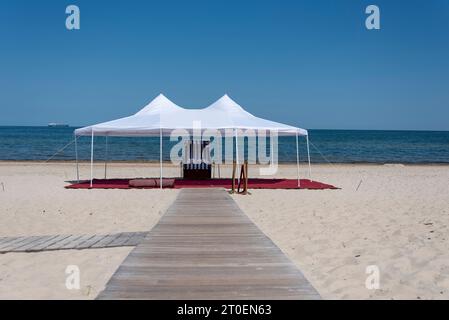 Weißes Zelt am Strand, unter rotem Teppich und Liege, Sellin, Mecklenburg-Vorpommern, Deutschland Stockfoto