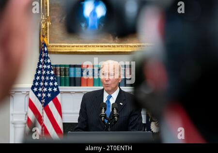 Washington, Usa. Oktober 2023. Präsident Joe Biden hält am Freitag, den 6. Oktober 2023, im Roosevelt Room im Weißen Haus eine Rede zum September Job Report und zum National Manufacturing Day. Foto: Leigh Vogel/Pool/SIPA USA Credit: SIPA USA/Alamy Live News Stockfoto