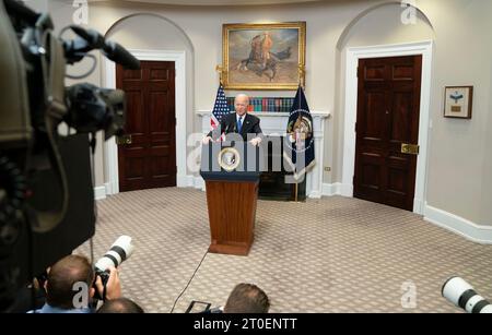 Washington, Usa. Oktober 2023. Präsident Joe Biden hält am Freitag, den 6. Oktober 2023, im Roosevelt Room im Weißen Haus eine Rede zum September Job Report und zum National Manufacturing Day. Foto: Leigh Vogel/Pool/SIPA USA Credit: SIPA USA/Alamy Live News Stockfoto