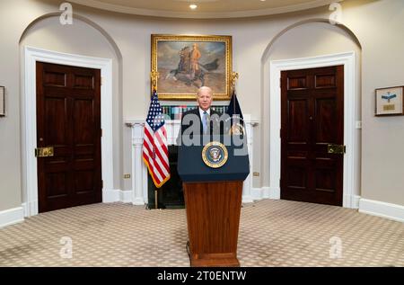 Washington, Usa. Oktober 2023. Präsident Joe Biden hält am Freitag, den 6. Oktober 2023, im Roosevelt Room im Weißen Haus eine Rede zum September Job Report und zum National Manufacturing Day. Foto: Leigh Vogel/Pool/SIPA USA Credit: SIPA USA/Alamy Live News Stockfoto