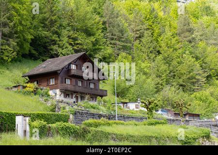 Typisches Schweizer Holzhaus im malerischen Dorf Saint-Ursanne im Kanton Jura destrikt Porrentruy in der Schweiz Stockfoto