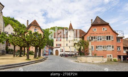 St-Ursanne, Schweiz - 15. Mai 2023: Malerischer Blick auf das Zentrum des malerischen Dorfes Saint-Ursanne im Kanton Jura destrikt Porrentruy in Switserla Stockfoto