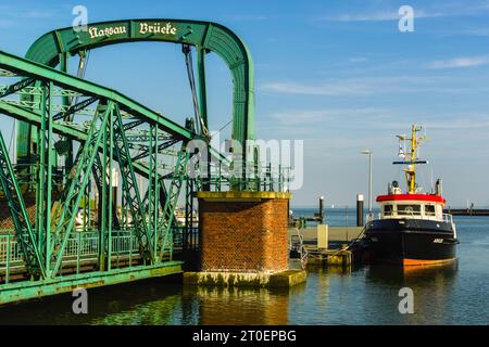 nassau-Brücke und Schiff 'argus' am Bootsanleger im Hafen wilhelmshaven. Stockfoto