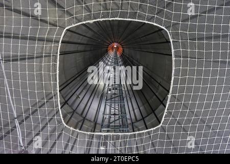Dorsten, Nordrhein-Westfalen, Deutschland - Bau einer Windkraftanlage, der ersten Windkraftanlage aus dem Windpark „große Heide“. Blick nach oben durch ein Sicherheitsnetz in das Innere des Turms. Stockfoto